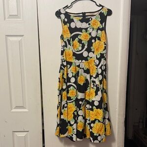 Floral Sleeveless Dress with Yellow and White Pattern